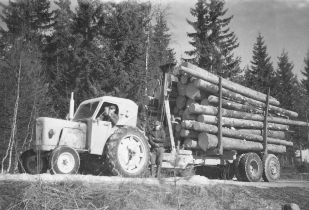 Puunkuljetus traktori 1960-luvulla